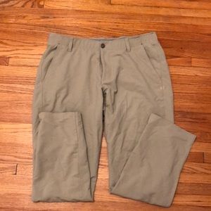 Men’s khaki Under Armour golf pant